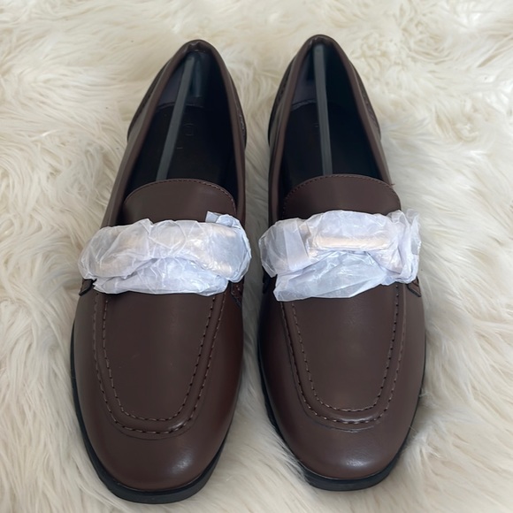 NWOB Womens Brown Loafers With Gold Chain. Size 9.5 - Picture 2 of 9